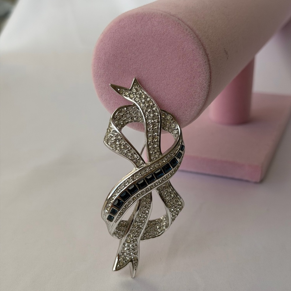 SIGNED SWAROVSKI RIBBON PIN /
BROOCH NEW RETIRED!